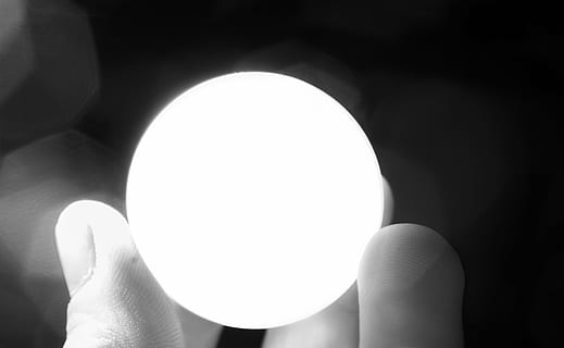 luminos, monotonie, ușoară, alb, proiecta, gri, material, partea corpului uman, parte a corpului, o persoana, umană, mână, a închide, deținere, în interior, echipamente de iluminat, persoană nerecunoscută, iluminat, deget, lumină - fenomen natural, degetul uman, Fundal negru, lampă electrică, studio shot, bec, tehnologie, umane, 4K, CC0, domeniu public, fără drepturi de autor