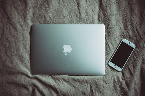 macbook d'argento, accanto, post-2014, iPhone post -2014, superiore, Marrone, tessile, il computer portatile, macbook, Mela, computer, letto, tecnologia wireless, tecnologia, comunicazione, connessione, in casa, dispositivo di informazione portatile, smart phone, vista dall'alto, direttamente sopra, cellulare, natura morta, nessuno, mobilia, tavoletta digitale, portabilità, carta, schermo, legno - materiale, vuoto, 5K, CC0, dominio pubblico, privo di copyright