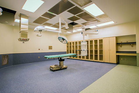 habitación, azul, cama de plata, operando, cirugía, limpiar, nuevo, mesa, paciente, doctor, hospital, cama, paredes, interior, adentro, nadie, moderno, arquitectura, interior de la casa, haciendo ejercicio, vacío, cuarto doméstico, piso, gimnasio, estilos de vida, iluminado, ausencia, asiento, escaso, oficina, Club de salud, equipo de iluminación, estilo de vida saludable, casa, lujo, techo, 1080P, CC0, dominio público, libre de derechos