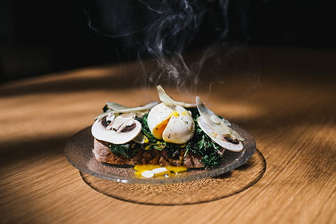 a la graella, carn, rematat, julivert, bolets, ou, menjar, sushi, gourmet, alimentació saludable, menjar i beguda, marisc, cap gent, a l'interior, benestar, frescor, vegetals, material de fusta, llest per menjar, taula, primer pla, centrar-se en primer pla, fusta, ou fregit, menjar asiàtic, placa, rovell d'ou, menjar japonès, decorar, 2K, CC0, domini públic, lliure de regalies