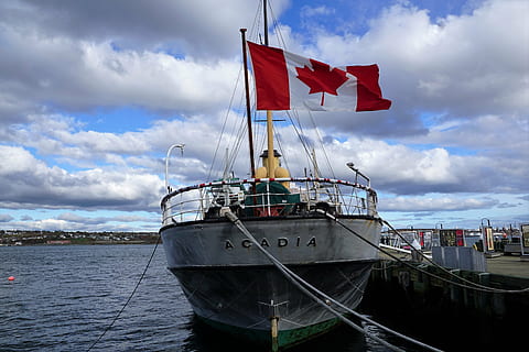 gri, barca acadia, mare, pavilion canada, timpul zilei, cizmă, Canada, steag, halifax, naviga, navă, ocean, atlantic, cer, nori, vreme, arțar, alb, roșu, albastru, rece, apă, ancoră, port, America, coastă, pază, navă nautică, transport, nor - cer, mijloc de transport, patriotism, natură, pol, zi, amarate, călătorie, nici o persoana, în aer liber, barcă cu pânze, industria pescuitului, 5K, CC0, domeniu public, fără drepturi de autor