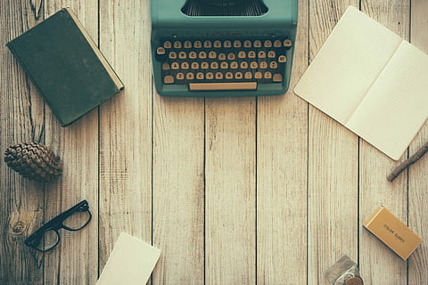 vintage, màquina d’escriure sars, al costat, llibre, verd blavós, blanc, màquina d’escriure, paper de la impressora, superior, marró, fusta, pissarra, taula de treball, espai de treball, escriptori, paper, desconnectat, taula, oficina, treballar, vidre, escriure, pinya de pi, màquina d’escriptura, material de fusta, vista d’angle alt, natura morta, cap gent, comunicació, tecnologia, a l'interior, calculadora, directament a sobre, bolígraf, negocis, llapis, gots, subministrament d’oficina, Finances, connexió, en blanc, 4K, CC0, domini públic, lliure de regalies