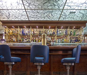 barra, taula, cadires, cafè, begudes, tassa, cafeteria, restaurant, pub, seient, a l'interior, cadira, bar - establiment de begudes, cap gent, menjar i beguda, negocis, buit, il·luminat, absència, comptador de barres, alcohol, refresc, beure, arranjament, material de fusta, equips d’il·luminació, estructura construïda, vidre, vida nocturna, luxe, sostre, 2K, CC0, domini públic, lliure de regalies