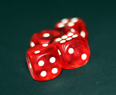 daus, joc, cubs, sort, oportunitat, les Vegas, casino, risc, jugar, guanyar, jackpot, vermell, tacat, jocs d’oci, a l'interior, primer pla, cultura i entreteniment artístic, relaxació, cap gent, patró, vista d’angle alt, grup d'objectes, lunars, activitat d'oci, tir de l'estudi, natura morta, dos objectes, vida nocturna, 1080P, CC0, domini públic, lliure de regalies