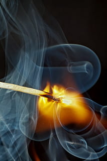 match, ild, tæt, brænde, Tændstikker, kindle, flamme, makro, svovl, forbrændinger, lighter, kamphoved, lys, tænding, gul, pinde, røg, makro foto, datailaufnahme, brænding, bevægelse, røg - fysisk struktur, varme - temperatur, tæt på, ingen mennesker, brand - naturligt fænomen, indendørs, natur, begivenhed, lang eksponering, glødende, sort baggrund, sløret bevægelse, belyst, orange farve, tændstik, røgelse, plastikpose, 5K, CC0, offentligt domæne, royaltyfrie