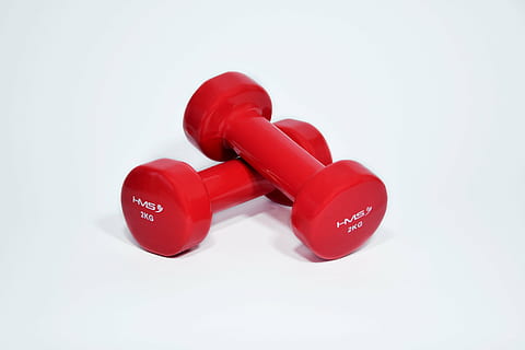 due manubri rossi, manubrio, pesi, esercizio, Palestra, i muscoli, dimagrante, rosso, sfondo bianco, nessuno, avvicinamento, sport, fatto dall'uomo, in casa, giorno, girato in studio, comunicazione, uno stile di vita sano, ritagliare, tecnologia, peso, copia spazio, attrezzature per l'esercizio, connessione, aggressione, vitalità, allenamento con i pesi, 5K, CC0, dominio pubblico, privo di copyright
