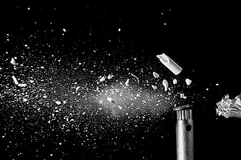 Disparo, explosión, roto, bala, disidente, fragmentado, agujero de bala, cerámico, alta velocidad, velocidad, dinámica, noche, iluminado, movimiento, nadie, celebracion, evento, explotando, cultura de las artes y entretenimiento, vista de ángulo bajo, al aire libre, naturaleza, papel picado, equipo de iluminación, Fuegos artificiales, oscuro, centrarse en primer plano, música, humo - estructura fisica, de cerca, exhibición de fuegos artificiales, fuego artificial - objeto hecho por el hombre, escenario, emoción, 2K, CC0, dominio público, libre de derechos