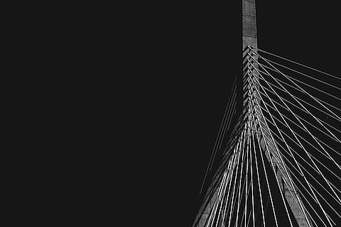 vicino, fotografia, Senza titolo, in scala di grigi, vista di verme, ponte, notte, struttura, ingegneria, filo, calcestruzzo, ponte sospeso, ponte - struttura fatta dall'uomo, architettura, cavo d'acciaio, ponte strallato, città, esterno dell'edificio, struttura costruita, grattacielo, nessuno, copia spazio, cielo, alto - alto, Inquadratura dal basso, costruzione, natura, all'aperto, edificio per uffici esterno, connessione, cielo sereno, 5K, CC0, dominio pubblico, privo di copyright
