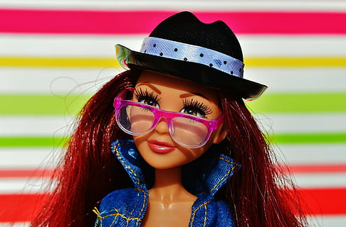barbie doll, rosa, ulleres, blau, jaqueta vaquera, nina, bonic, guai, cara, ulls, gots, barret, bellesa, cabell, noia, jugar, joguines infantils, cap, joguines de noies, figura, encantador, pentinat, divertit, dones, ulleres de sol, gent, moda, tirada al cap, retrat, una persona, cabell llarg, adult jove, dona guapa, roba, dones joves, estils de vida, vista frontal, adult, 5K, CC0, domini públic, lliure de regalies