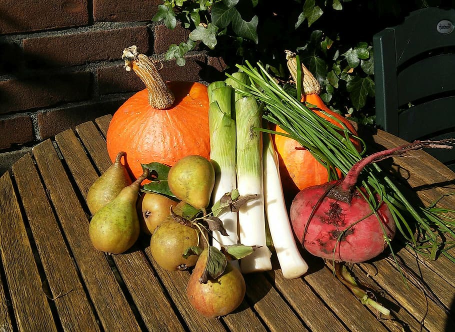 carbassa, peres, porro, remolatxa, horta, menjar, menjar i beguda, alimentació saludable, vegetals, frescor, benestar, material de fusta, fruita, vista d’angle alt, cap gent, natura morta, taula, full, aliments crus, contenidor, part de la planta, color verd, arrel vegetal, orgànic, dia, herba, coriandre, 2K