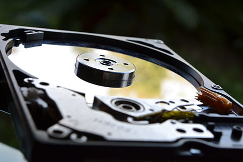 selektif, foto fokus, Abu-abu, hdd, hard disk drive, pc, informatica, teknologi, logam, tidak ada orang, merapatkan, olahraga, berkilau, peralatan, objek tunggal, fokus selektif, bagian mesin, buatan manusia, warna hitam, objek buatan manusia, ketepatan, refleksi, mesin, budaya seni dan hiburan, di luar rumah, aktivitas, berwarna perak, baja, chrome, 4K, CC0, domain publik, bebas royalti