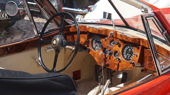 viejo contador de tiempo, auto, automotor, clásico, antiguo, nostálgico, carro viejo, coche, transporte, modo de transporte, vehículo terrestre, dañado, choque, Vehículo de motor, día, nadie, volante, estilo retro, centrarse en primer plano, estacionario, auto antiguo, metal, viaje, al aire libre, de cerca, material de vidrio, parte del vehículo, abierto, depósito de chatarra, 1080P, CC0, dominio público, libre de derechos