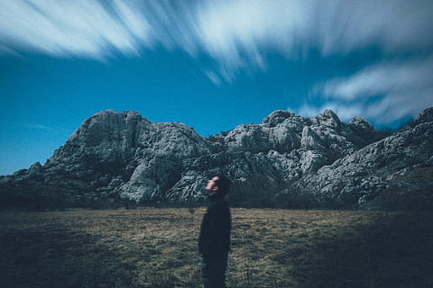 uomo, analizzare, cercare, guardare, cielo, collocato, attraverso, formazione rocciosa, in piedi, campo, luna che guarda, nube, movimento, lunga esposizione, montagna, natura, uomini, all'aperto, una persona, persone, adulto, solitudine, escursioni a piedi, paesaggio, avventura, copia spazio, Paesaggi, nuvola - cielo, persone reali, scenics - natura, bellezza nella natura, attività di svago, stili di vita, la tranquillità, scena tranquilla, scena non urbana, ambiente, terra, giorno, braccio umano, 5K, CC0, dominio pubblico, privo di copyright
