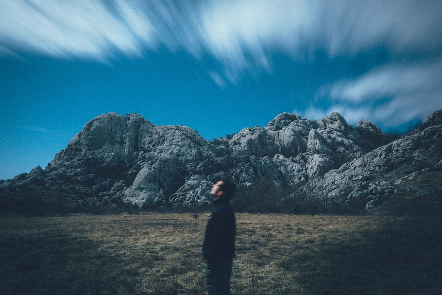 uomo, analizzare, cercare, guardare, cielo, collocato, attraverso, formazione rocciosa, in piedi, campo, luna che guarda, nube, movimento, lunga esposizione, montagna, natura, uomini, all'aperto, una persona, persone, adulto, solitudine, escursioni a piedi, paesaggio, avventura, copia spazio, Paesaggi, nuvola - cielo, persone reali, scenics - natura, bellezza nella natura, attività di svago, stili di vita, la tranquillità, scena tranquilla, scena non urbana, ambiente, terra, giorno, braccio umano, 5K