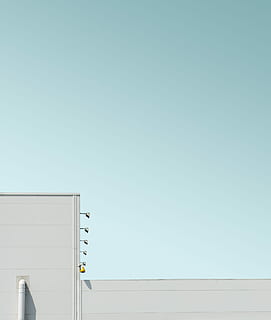 blanc, concret, edifici, blau, cel, sense títol, façana, frontal, modern, urbà, geomètric, cel blau, línia, cantonada, espai negatiu, minimalisme, geometria, arquitectura, còpia espai, cel clar, estructura construïda, cap gent, vista d’angle baix, funció de construcció de parets, exterior de l'edifici, naturalesa, dia, tecnologia, comunicació, connexió, a l'aire lliure, llum solar, negocis, 2K, CC0, domini públic, lliure de regalies