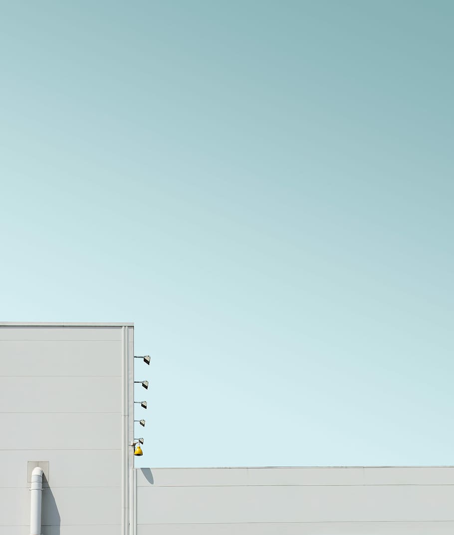 blanc, concret, edifici, blau, cel, sense títol, façana, frontal, modern, urbà, geomètric, cel blau, línia, cantonada, espai negatiu, minimalisme, geometria, arquitectura, còpia espai, cel clar, estructura construïda, cap gent, vista d’angle baix, funció de construcció de parets, exterior de l'edifici, naturalesa, dia, tecnologia, comunicació, connexió, a l'aire lliure, llum solar, negocis, 2K