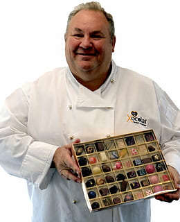 capocuoco, chocolatier, cioccolatini, scatola, cacao, aroma, dolce, cibo, tartufi, confetteria, miniatura, persone, Pasticcino, pralina, buio, sfondo bianco, vista frontale, adulto, dalla vita in su, girato in studio, in casa, occupazione, in piedi, una persona, uomini, detenzione, maschi, capi di abbigliamento, adulto maturo, guardando la fotocamera, ritratto, ritagliare, metà adulto, Camice da laboratorio, 1080P, CC0, dominio pubblico, privo di copyright