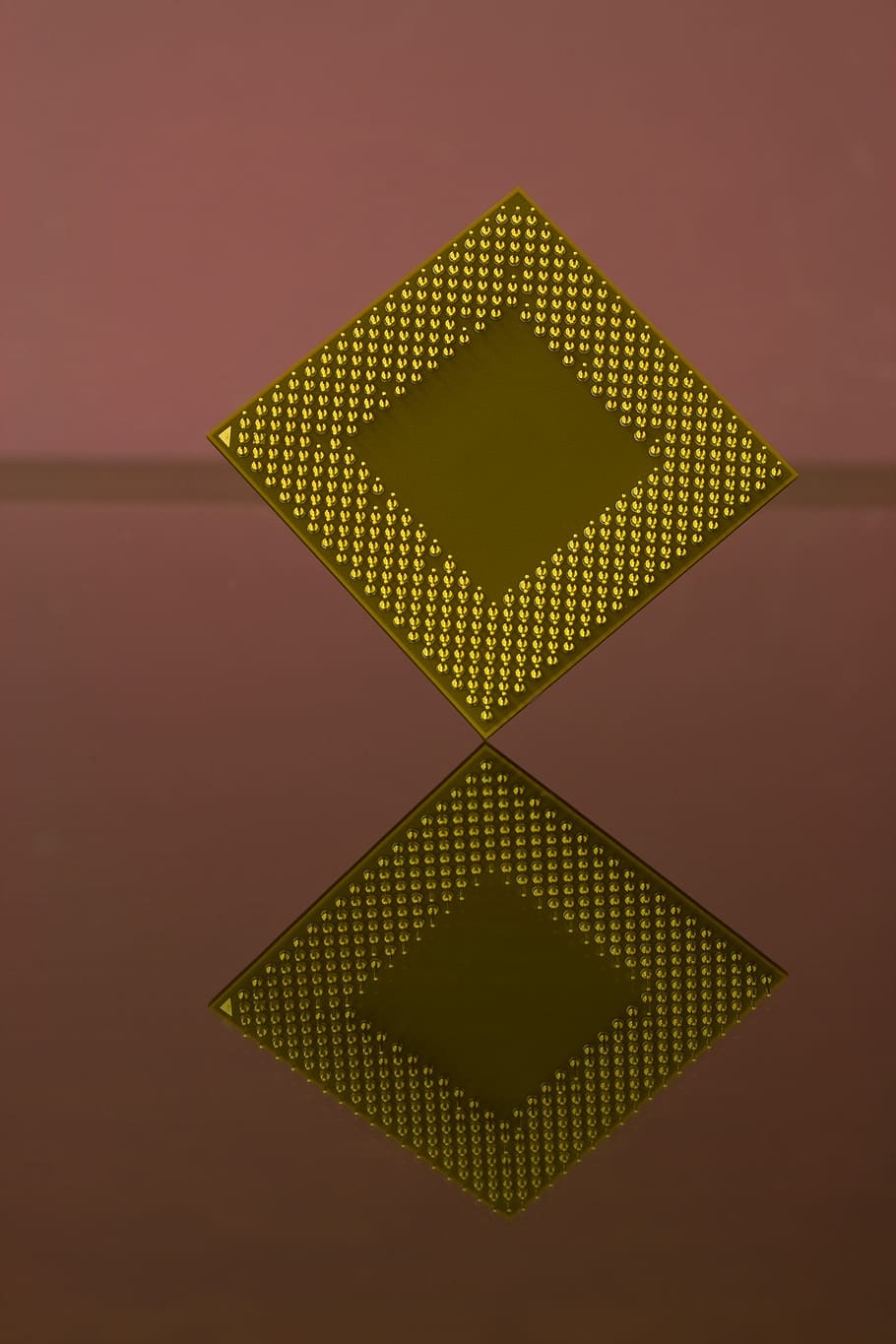 CPU, processador, maquinari de l'ordinador, ordinador, maquinari, tecnologia, xip, circuit, digital, microchip, electrònica, dispositiu, semiconductor, equipament, endoll, elèctric, microprocessador, transistor, connexió, integrat, fons de colors, forma de triangle, piràmide, cap gent, primer pla, dia, forma, forma geomètrica, disseny, patró, a l'interior, color verd, natura morta, il·luminat, tir de l'estudi, cercle, fons, llum - fenomen natural, color taronja, signe, vermell, sostre, 4K