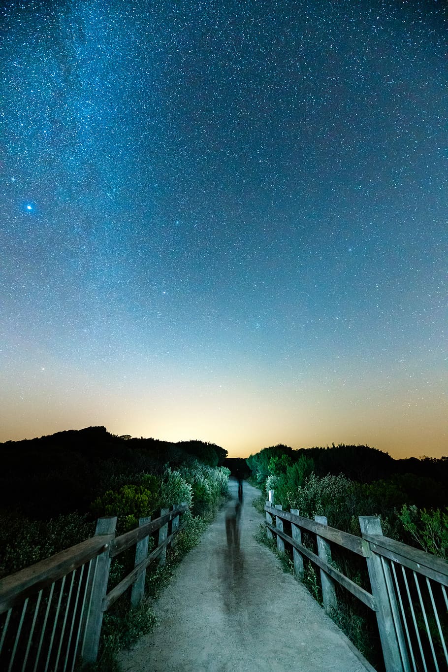 gris, fusta, pont, cel nocturn, pont entre arbres, Camí, cel, estrella, estrellat, ruta, barana, nit, el desenfocament de moviment, persona, fosc, a l'aire lliure, blau, espurna, exposició llarga, moviment, estrella - espai, espai, escenics - natura, astronomia, bellesa a la natura, naturalesa, tranquil·litat, el camí a seguir, connexió, escena tranquil·la, camp estel·lar, direcció, arquitectura, persones reals, galàxia, pont - estructura feta per l'home, passarel·la, 4K