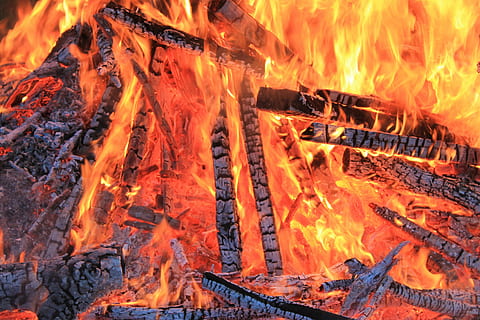 ild, flamme, flamme pejs, brænding, brand - naturligt fænomen, varme - temperatur, orange farve, natur, glødende, bål, ingen mennesker, træ, tæt på, Brænde, log, træ - materiale, baggrunde, fuld ramme, grill, lang eksponering, udendørs, lejrbål, 4K, CC0, offentligt domæne, royaltyfrie