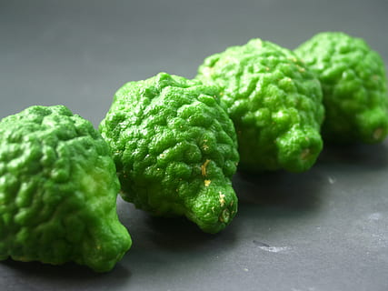 bergamota, Fruta, hoja, aislado, Tailandia, áspero, limón, natural, tropical, verde, herbario, orgánico, Lima, agrios, Asia, vegetal, tailandés, pelo, cocina, kaffir, hierba, ingrediente, antiguo, Fresco, comida, asiático, crudo, comida y bebida, alimentación saludable, color verde, frescura, adentro, de cerca, bienestar, nadie, foto de estudio, coles de bruselas, gris, alimentos crudos, centrarse en primer plano, solo objeto, naturaleza muerta, fondo gris, enfoque selectivo, fondo de color, fondo negro, condición natural, dieta baja en carbohidratos, 2K, CC0, dominio público, libre de derechos