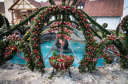 paskalya kuyu, Paskalya, Paskalya yumurtaları, dekorasyon, kutlama, tatil, Noel ağacı, ağaç, Noel, bitki, Noel dekorasyonu, doğa, insansız, tatil etkinliği, kırmızı, Noel süsü, mimari, yeşil renk, açık havada, yapılı yapı, Sanat ve zanaat, 4K, CC0, kamu malı, telif ücretsiz
