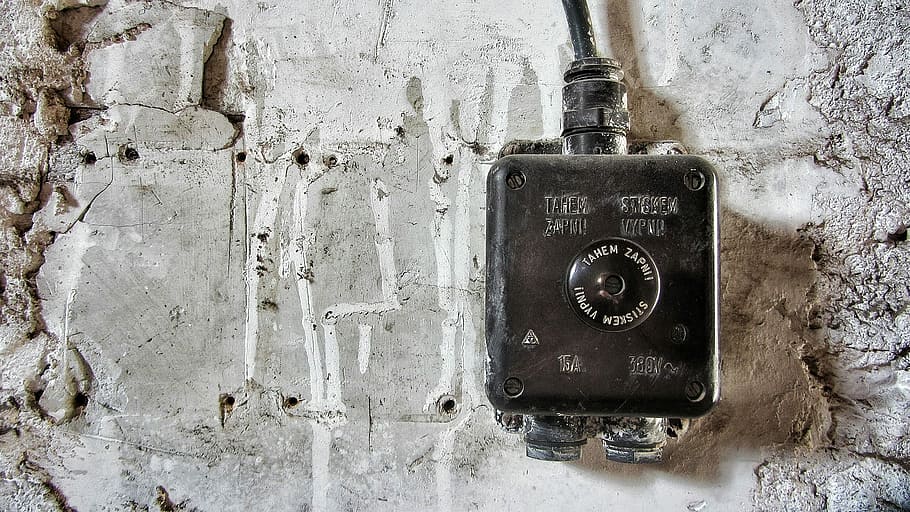 gris, negre, corda, dispositiu, paret, quadrat, metall, electrònica, blanc, paviment, concret, interruptor, electricitat, vell, caixa elèctrica, industrial, vintage, botó, cleversparkle, circuit, hdr, tecnologia, funció de construcció de parets, espatllat, cap gent, connexió, primer pla, abandonat, Font d'alimentació, estructura construïda, control, resistent, cable, declivi, dia, deteriorament, polsador, equipament elèctric, 2K