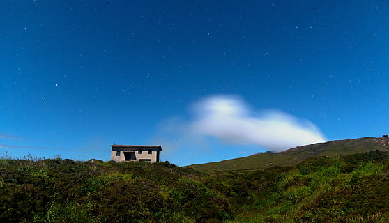 niebo, noc, Chmura, gwiazda, niebieski, aso, Japonia, kumamoto, Góra, scenics - natura, gwiazda - przestrzeń, architektura, Natura, piękno natury, żadnych ludzi, zbudowana struktura, środowisko, przestrzeń, na zewnątrz budynku, chmura - niebo, astronomia, krajobraz, na dworze, cele podróży, roślina, 4K, CC0, domena publiczna, darmowe zdjęcia
