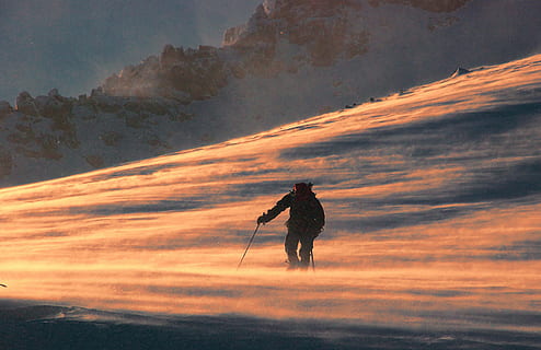 esquiador, nevat, muntanya, pic, cim, superior, sol, la soledat, alpinista, alpinisme, muntanyes, gel, glacera, senderisme, trekking, escalador, escalada en roca, cordes, arnès, protecció, escalada, paret empinada, hivern, neu, esport, caminar, acció, una persona, cel, posta de sol, naturalesa, activitat, activitat d'oci, bellesa a la natura, escenics - natura, a l'aire lliure, terra, adult, silueta, roba, medi ambient, núvol - cel, aigua, 2K, CC0, domini públic, lliure de regalies