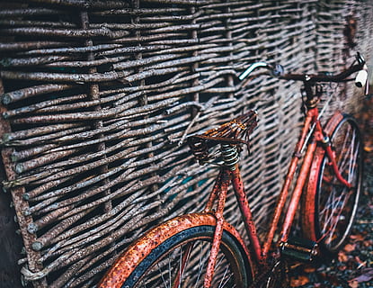 foto, rosso, bici da città, rustico, bicicletta, retrò, vecchio, Vintage ▾, ciclo, all'aperto, vecchio stile, antico, parete, retro-styled, metallo, nessuno, avvicinamento, modello, giorno, arrugginito, modo di trasporto, veicolo terrestre, mezzi di trasporto, abbandonato, fotogramma intero, corri giù, danneggiato, caratteristica della parete, obsoleto, messa a fuoco selettiva, declino, sfondi, deterioramento, complessità, ruota, 2K, CC0, dominio pubblico, privo di copyright