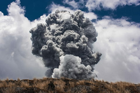schwarz, Rauch platzte, braun, öffnen, Feld, tagsüber, grau, Rauch, Hügel, Wolke, Rauchwolke, Himmel, Vulkan, Natur, Phänomen, dramatisch, Staubwolke, Explosion, vulkanisch, wolke - himmel, Rauch - physische Struktur, Umgebung, keine Leute, bedrohlich, Kommunikation, Zeichen, Verschmutzung, Warnschild, Verbrennung, Unfälle und Katastrophen, draußen, Tag, Schönheit in der Natur, Naturkatastrophe, ausbrechen, Kraft in der Natur, verbrannt, Luftverschmutzung, explosiv, 4K, CC0, gemeinfrei, lizenzfrei