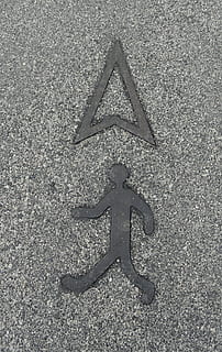 Charakter, Orientierung, Straße, Tag, gestalten, Zeichen, High Angle View, keine Leute, Kommunikation, Sternform, Design, draußen, Metall, Nahansicht, Symbol, Sonnenlicht, Natur, Religion, Beratung, Brief, texturiert, 2K, CC0, gemeinfrei, lizenzfrei