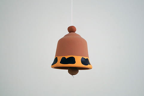 campana, Marrone, fango, bianca, strumento, carina, suono, decorazione, giallo, girato in studio, sfondo bianco, nessuno, giorno, in casa, copia spazio, sospeso, natura, mezz'aria, cielo sereno, cielo, mestiere, singolo oggetto, ritagliare, colore arancione, cartello, protezione, sicurezza, struttura costruita, 4K, CC0, dominio pubblico, privo di copyright