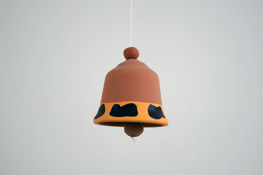 campana, Marrone, fango, bianca, strumento, carina, suono, decorazione, giallo, girato in studio, sfondo bianco, nessuno, giorno, in casa, copia spazio, sospeso, natura, mezz'aria, cielo sereno, cielo, mestiere, singolo oggetto, ritagliare, colore arancione, cartello, protezione, sicurezza, struttura costruita, 4K