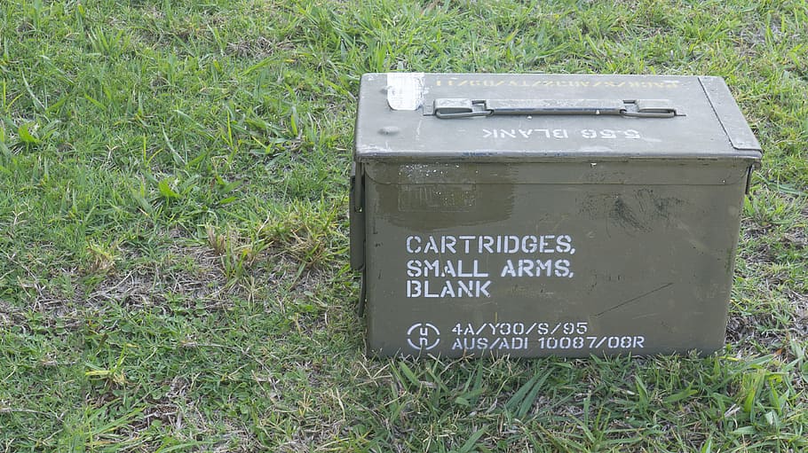 munició, Caixa, emmagatzematge, municions, exèrcit, militar, guerra, bala, verd, vell, metall, negre, seguretat, arma, vintage, cartutx, calibre, forces, cas, protecció, blanc, dirigir, contenidor, shell, pistola, arma de foc, en blanc, gestionar, text, guió occidental, comunicació, planta, herba, cap gent, terra, naturalesa, dia, camp, signe, color verd, a l'aire lliure, cubell d 'escombraries, informació, orientació, missatge, lletra majúscula, primer pla, 4K