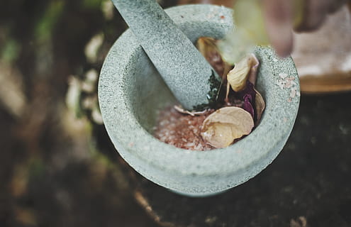grå, keramisk, mørtel, pistil, alkymi, morter og støder, ingen mennesker, mad og drikke, tæt på, høj vinkel visning, fokus på forgrunden, friskhed, natur, dag, plante, selektiv fokusering, udendørs, blomst, vækst, skønhed i naturen, solid, træ - materiale, mad, blomstrende plante, stilleben, direkte over, 4K, CC0, offentligt domæne, royaltyfrie