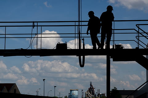 Due, linemen, in piedi, ponte, operaio edile, lavoratori, lavorare in quota, laborioso, costruzione, contro la luce, industria, rampa, silhouette, blu, lavoro, due persone, architettura, cielo, uomini, struttura costruita, persone reali, ringhiera, nuvola - cielo, persone, lunghezza intera, stili di vita, natura, esterno dell'edificio, adulto, solidarieta, donne, all'aperto, città, coppia - relazione, paesaggio urbano, 5K, CC0, dominio pubblico, privo di copyright