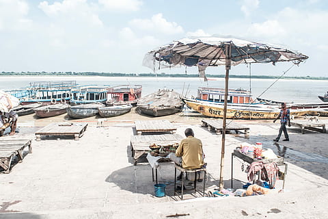 zdjęcie, mężczyzna, parasol patio, ciało, woda, posiedzenie, krzesło, zatoka, Wybrzeże, dok, ocean, cień, łódź, morze, plaża, transport, mężczyźni, wylądować, Natura, statek morski, Grupa ludzi, dzień, architektura, środek transportu, prawdziwi ludzie, światło słoneczne, ludzie, niebo, przypadkowi ludzie, dorosły, relaks, na dworze, 5K, CC0, domena publiczna, darmowe zdjęcia