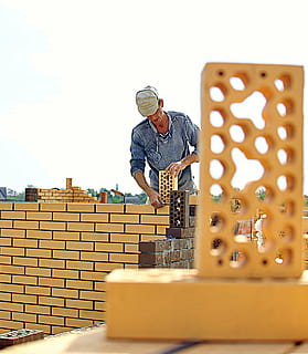 uomo che costruisce muro, giorno, muratore, mattone, lavoro, costruzione, costruire, uomini, industria di costruzioni, operaio edile, persone, una persona, occupazione, abbigliamento casual, industria, persone reali, struttura costruita, architettura, adulto, vista frontale, abilità, maschi, esterno dell'edificio, in piedi, concentrazione, strumento di lavoro, 2K, CC0, dominio pubblico, privo di copyright