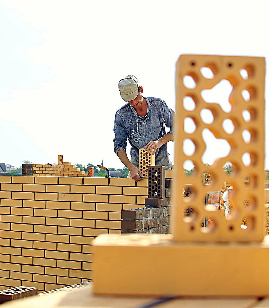 uomo che costruisce muro, giorno, muratore, mattone, lavoro, costruzione, costruire, uomini, industria di costruzioni, operaio edile, persone, una persona, occupazione, abbigliamento casual, industria, persone reali, struttura costruita, architettura, adulto, vista frontale, abilità, maschi, esterno dell'edificio, in piedi, concentrazione, strumento di lavoro, 2K