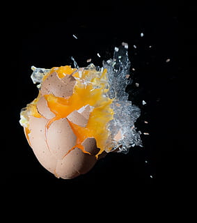 makro fotografija, krekingo, kiaušinis, nušautas, sprogimas, maisto, geltona, juodas fonas, patalpose, studija, Iš arti, Maistas ir gėrimai, nėra žmonių, sprogo, šviežumas, judėjimas, vanduo, trapumas, kiaušinio trynys, sunaikinimo, purslų, lašas, pažeidžiamumas, pobūdį, laužymas, 2K, CC0, Viešasis domenas, nemokamai