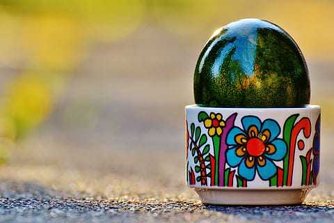 Paști, oua de Paste, colorat, Paste Fericit, ou, culoare, multi colorate, a închide, natură, nici o persoana, în aer liber, selectiv, artă și sculptură, un singur obiect, să se concentreze asupra primelor elemente, reflecţie, model floral, plantă, apă, creativitate, model, natură moartă, zi, lucios, suprafață, 5K, CC0, domeniu public, fără drepturi de autor