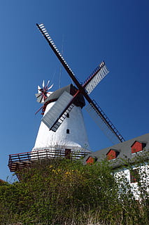 Danmark, Dybbøl, mølle, vår, himmel, vindkraft, vindturbin, alternativ energi, fornybar energi, tradisjonell vindmølle, natur, turbin, miljøvern, miljø, klar himmel, anlegg, dag, ingen folk, arkitektur, drivstoff og kraftproduksjon, blå, lav vinkel visning, felt, bygget struktur, 2K, CC0, offentlig domene, opphavsrett gratis