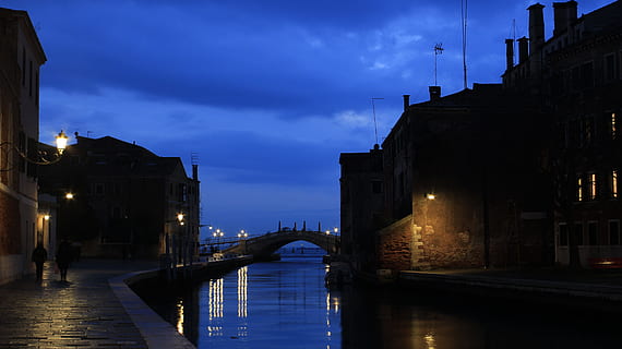cancellato, sbagliato, una schifezza, illuminato, notte, architettura, struttura costruita, nuvola - cielo, esterno dell'edificio, acqua, cielo, crepuscolo, città, ponte, connessione, riflessione, canale, natura, ponte - struttura fatta dall'uomo, costruzione, mezzi di trasporto, nessuno, ponte ad arco, 5K, CC0, dominio pubblico, privo di copyright
