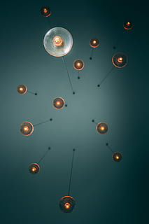 foto, aangezet hangende lams, laag, hoek foto, hanglampen, licht, plafond, schaduw, decor, patroon, futuristische, oranje, lamp, blauw, interieur ontwerp, dichtbij, omhoog, macro, taling, geen mensen, binnenshuis, verlichtingsapparatuur, lage hoekweergave, verlicht, opknoping, grote groep objecten, hanglamp, elektriciteit, decoratie, gebied, multi gekleurd, licht - natuurverschijnsel, klok, gloeilamp, studio opname, elektrisch licht, tijd, 5K, CC0, publiek domein, royaltyvrij