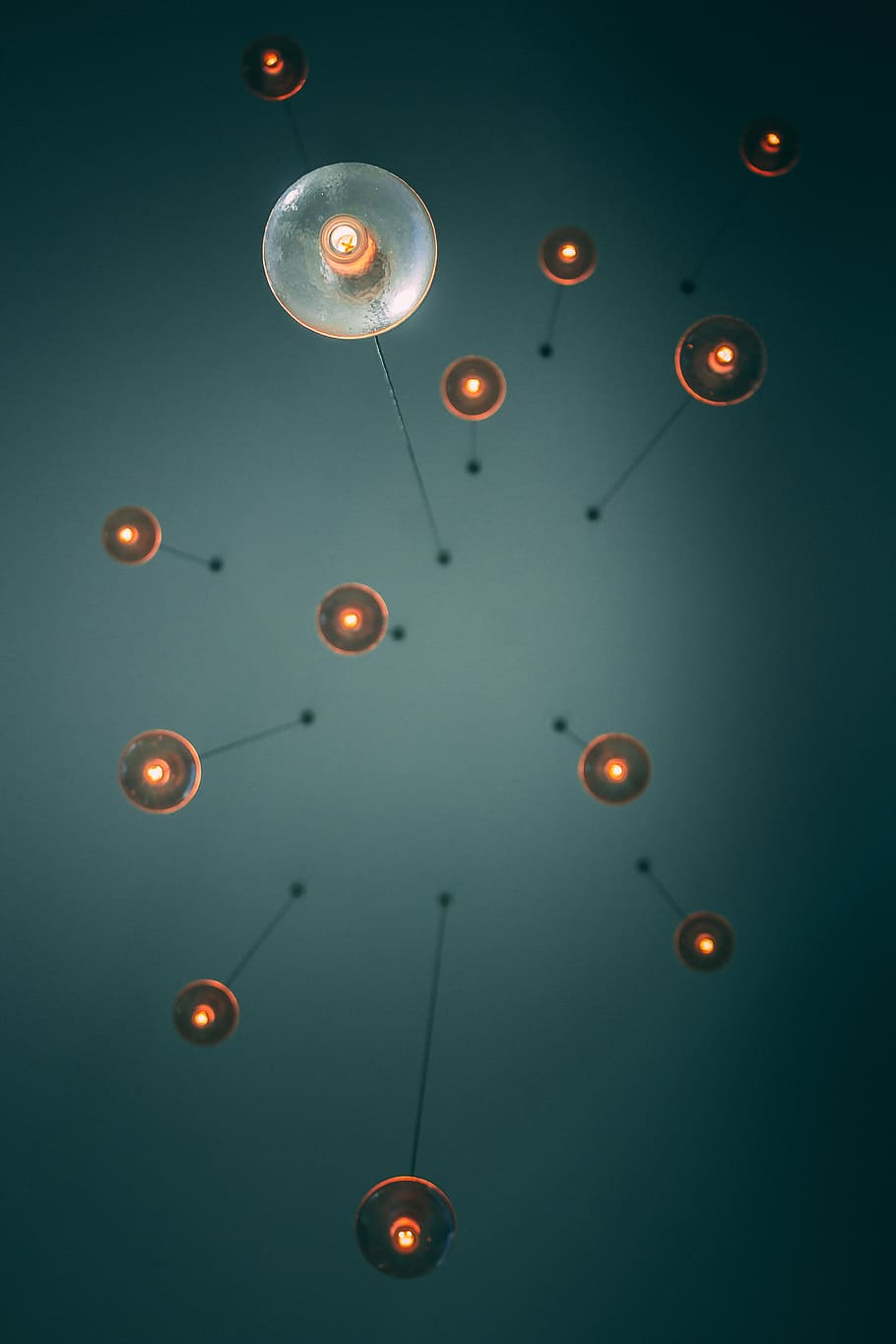 Foto, drejede vedhængslamper, lav, vinkel billede, vedhæng lamper, lys, loft, skygge, indretning, mønster, futuristisk, orange, lampe, blå, tæt, op, makro, krikand, ingen mennesker, indendørs, belysningsudstyr, lav vinkel visning, belyst, hængende, stor gruppe af objekter, vedhæng lys, elektricitet, dekoration, sfære, multi farvet, lys - naturligt fænomen, ur, lys pære, studio skud, elektrisk lys, tid, 5K