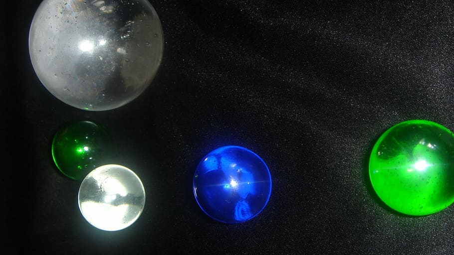 llum blanca, esfera, blanc, llum, color verd, cap gent, marbres, planeta terra, a l'interior, ciència, naturalesa, llum - fenomen natural, espai, cel, nit, astronomia, estrella - espai, planeta - espai, forma geomètrica, il·luminat, forma, globus: objecte creat per l'home, lluna, blau, a l'aire lliure, orbitant, petit grup d'objectes, 1080P