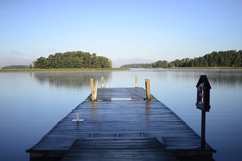 fotografie aproape, maro, râu dock, doc, lac, cer, reflecţie, lemn, liniștit, natură, albastru, peisaj, calm, de lemn, dig, liniştit, orizont, mal, decor, apă, copac, plantă, liniște, o scenă liniștită, lemn - material, scenice - natura, frumusețe în natură, cer senin, nici o persoana, scenă non-urbană, zi, idilic, în aer liber, post, post de lemn, lung, 5K, CC0, domeniu public, fără drepturi de autor