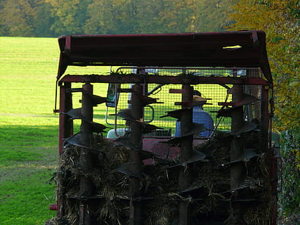 Streurollen, Traktor, Rollen, Traktor, Streurollen, Streueinheit, Traktoren, Düngerstreuer, stabiler Miststreuer, Miststreuer, Einachsstreuer, Mist, Dung, Spiral-, Schnecken, drehen, Wende, düngen, Ladewagen, Mistkarren, Dünger, landwirtschaftlich, Agrarwirtschaft, Landwirtschaft, Nährstoff, Technologie, Fräszinken, Erwachsene, nur für Erwachsene, draußen, Menschen, eine Person, Tag, Gras, Natur, keine Leute, Pflanze, Feld, verlassen, obsolet, Land, beschädigt, Holz - Material, grüne Farbe, Wachstum, Sitz, Fenster, Baum, leeren, Kommunikation, alt, 2K, CC0, gemeinfrei, lizenzfrei