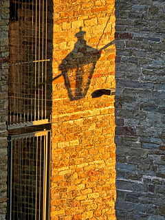 skygge, udskiftningslampe, lanterne, lygtepæl, mursten, sø dusi, væg, belysning, solnedgang, bro, lys, bygning, gul, bygget struktur, arkitektur, ingen mennesker, dag, sollys, murbygningsfunktion, bygning udvendig, udendørs, natur, metal, vindue, by, tæt på, murstens væg, mønster, fokusere på skygge, 4K, CC0, offentligt domæne, royaltyfrie